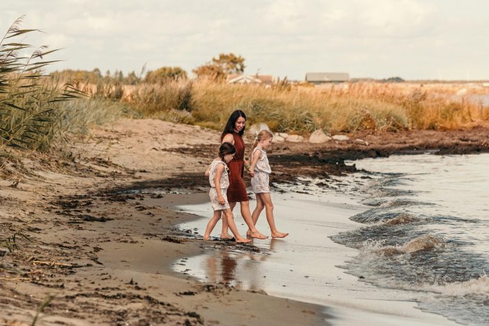 Mama Shooting am Strand