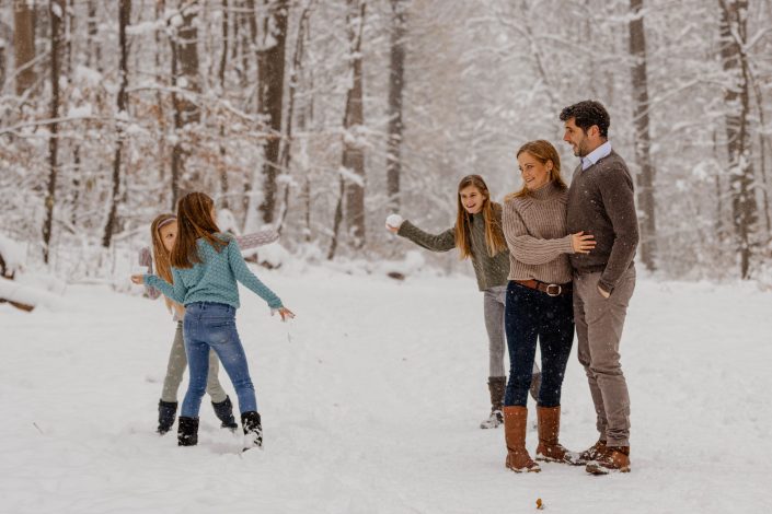 Eine Schneeballschlacht gefällig? Natürliche Fotos mit viel Spaß